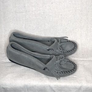 Minnetonka Gray Moccasins Women’s Size 7